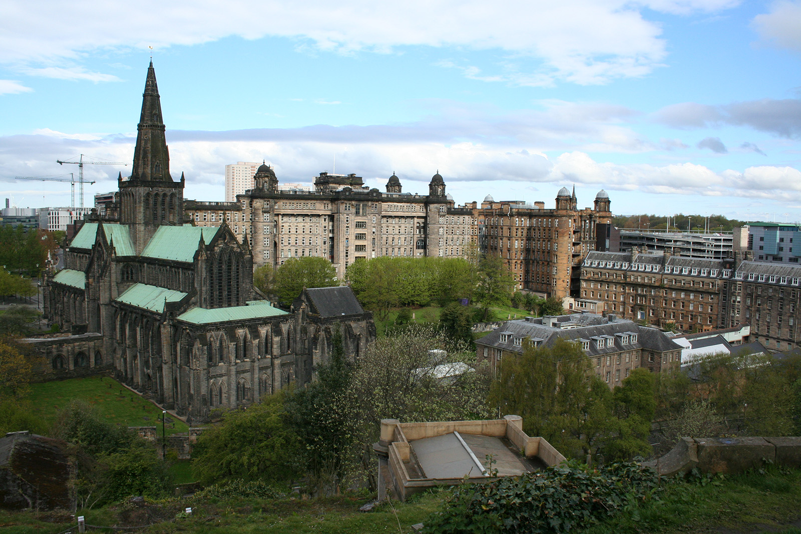 Glasgow Cathedral ([70 Cathedral Square, Mehr Informationen). Im Hintergrund das Krankenhaus Glasgow Royal Infirmary (82-86 Castle Street, Mehr Informationen).