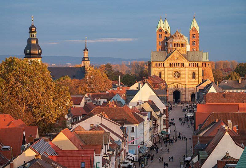 Speyer - Altstadt - Altpörtel - Blick auf Domfassade und Kirchtürme mit Abendsonne, Roman Eisele, CC BY-SA 4.0 <https://creativecommons.org/licenses/by-sa/4.0>, via Wikimedia Commons